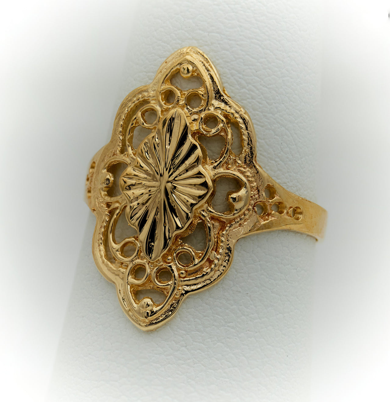 Anillo de Oro 10k o 14k para Mujer, Estilo Almendra Calada