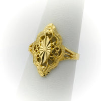Anillo de oro antiguo con diseño de almendra