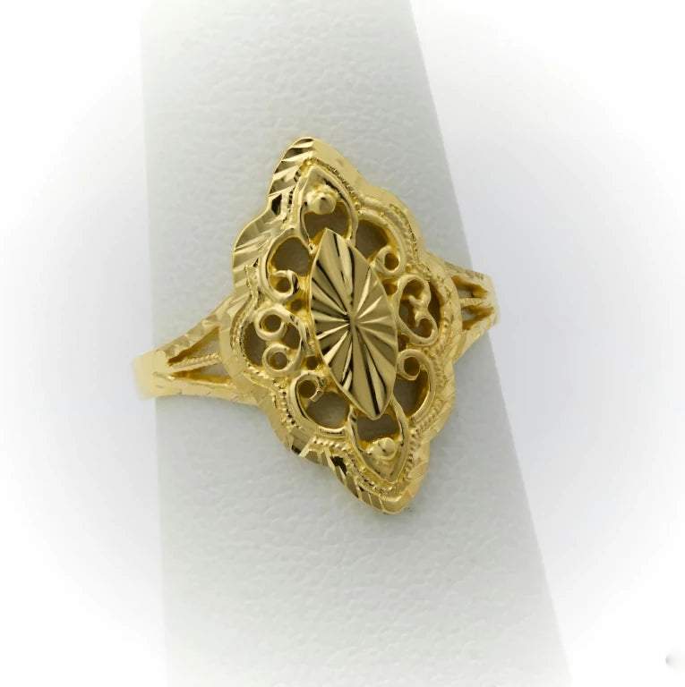 Es un hermoso anillo antique con diseño de almendra, contiene calados estilo filigrana