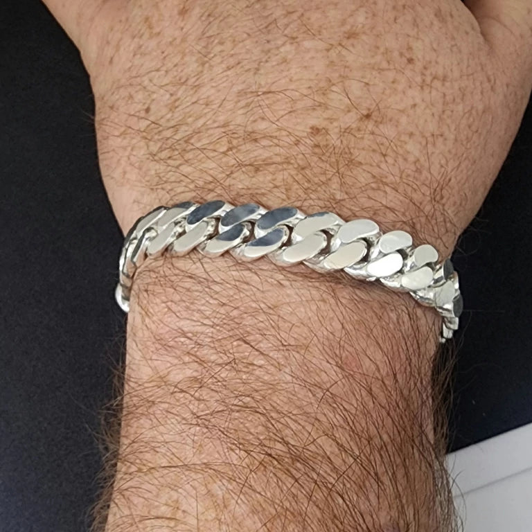 Pulsera de plata en la mano