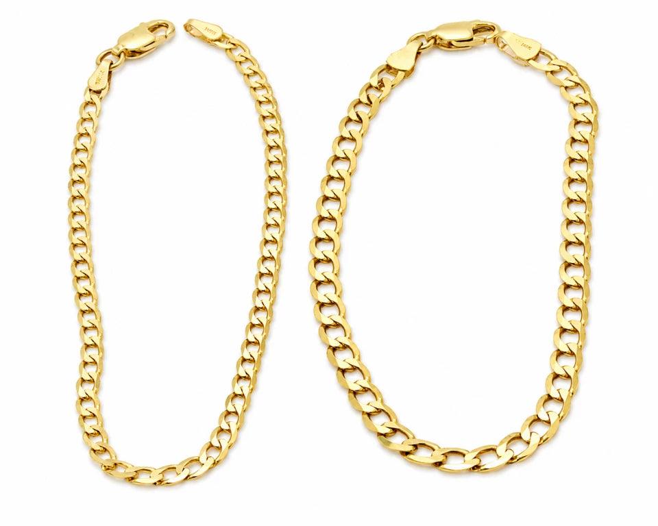 Juego de dos pulseras cubanas de oro para mujer en diferentes grosores sobre fondo blanco.