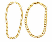 Juego de dos pulseras cubanas de oro para mujer en diferentes grosores sobre fondo blanco.