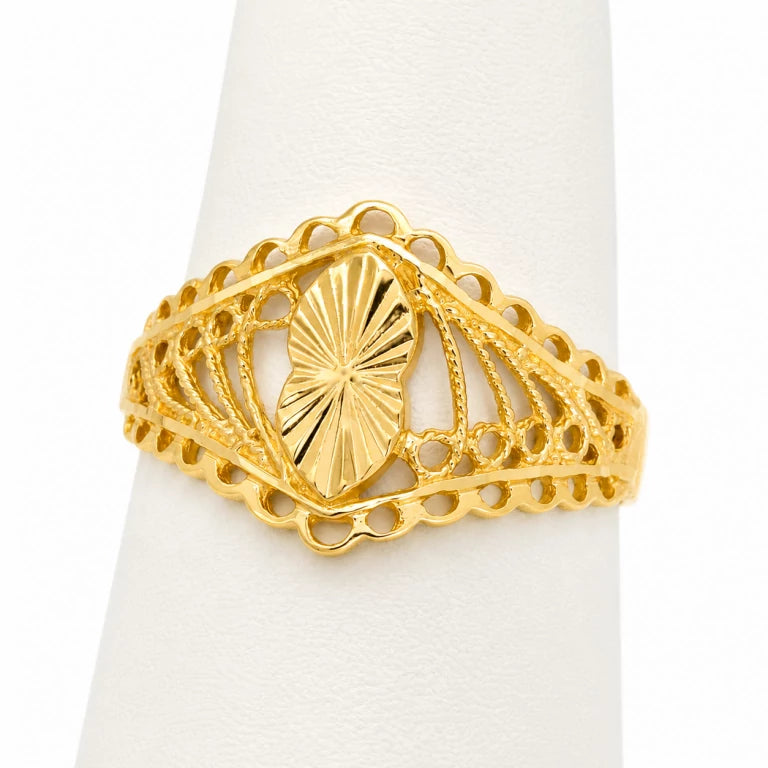 Anillo de oro amarillo sobre exhibidor blanco con detalles calados estilo antiguo filigrana.