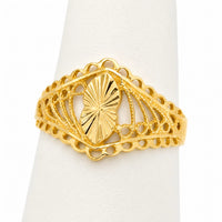 Anillo de oro amarillo sobre exhibidor blanco con detalles calados estilo antiguo filigrana.