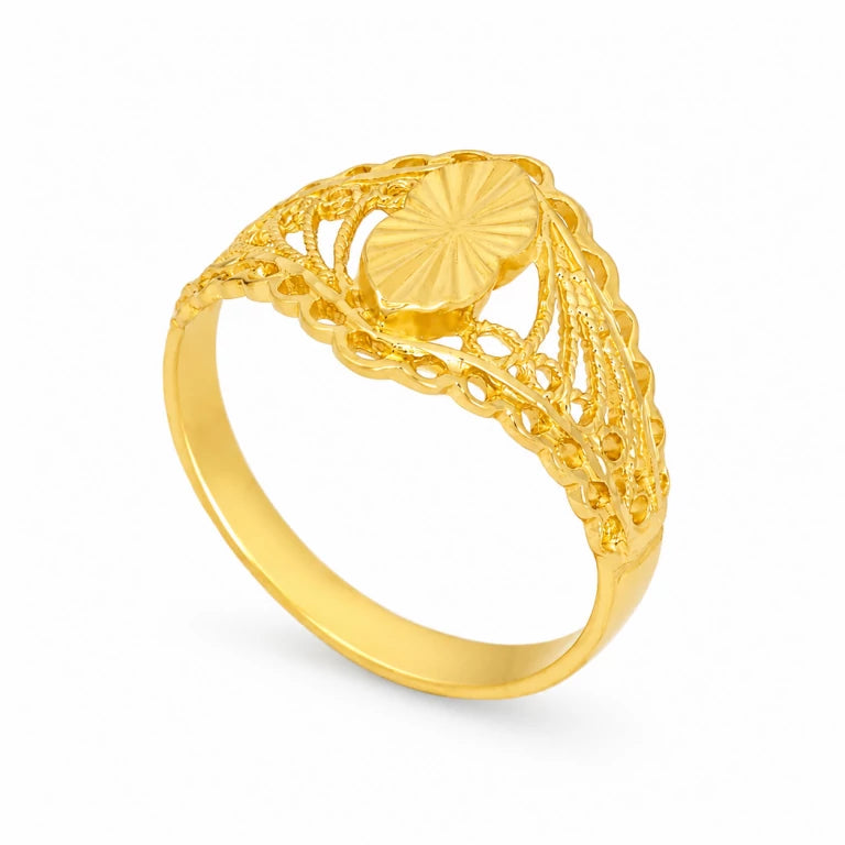 Anillo de oro sólido estilo antique con filigrana calada, centro almendrado y acabado brillante.