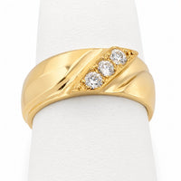 Anillo de boda para hombre en oro amarillo con tres piedras brillantes y diseño tipo banda elegante.