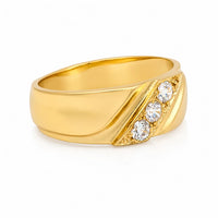 Anillo masculino de oro amarillo con diseño moderno, tres piedras diagonales y estilo de compromiso.