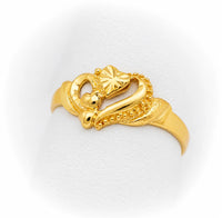 Anillo de oro amarillo con diseño de corazón calado y corazones en relieve, visto desde el lado izquierdo sobre exhibidor blanco.