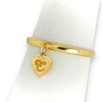 Anillo personalizado de oro con charm de corazón e inicial colgante, anillo de banda fina tipo dangle ring 