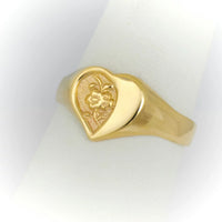 Anillo en forma de corazon, flor calada al reliebe