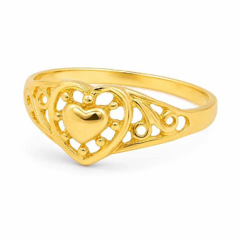 Anillo de corazón en oro amarillo 10k o 14k para mujer con detalles calados y acabado brillante, vista lateral.