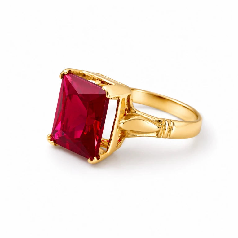 Anillo de mujer con piedra rectangular corte esmeralda en oro amarillo, estilo moderno, brillante y fabricado por Acosta’s Jewelry.