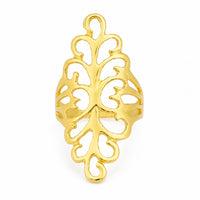 Vista frontal de anillo grande de oro para mujer, ideal para usar en el dedo índice o medio.