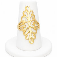 Anillo largo de oro para mujer presentado sobre exhibidor blanco con detalles calados y acabado brillante.