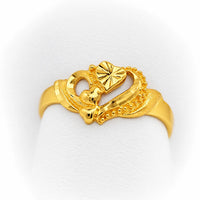 Vista frontal de anillo de oro amarillo con doble corazón, detalles pulidos, texturizados y borde de bolitas.