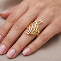 anillo de 2 puntas o norte sur en el dedo de una mujer, mostrando su forma y belleza