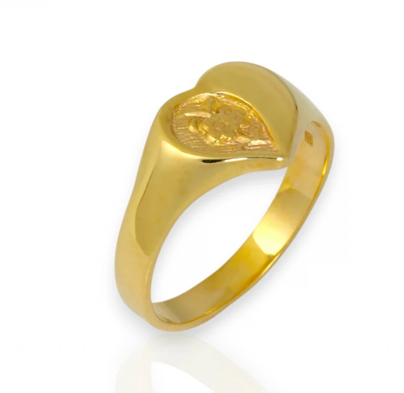 anillo en forma de corazon con Flor en su parte superior