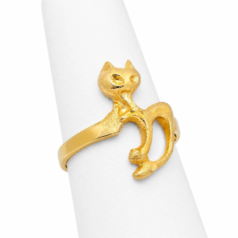 Anillo felino de oro para mujer sobre exhibidor blanco con diseño artístico de gato