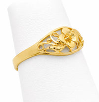 Detalle lateral de anillo de oro amarillo con diseño de flor, hojas y acabado pulido.