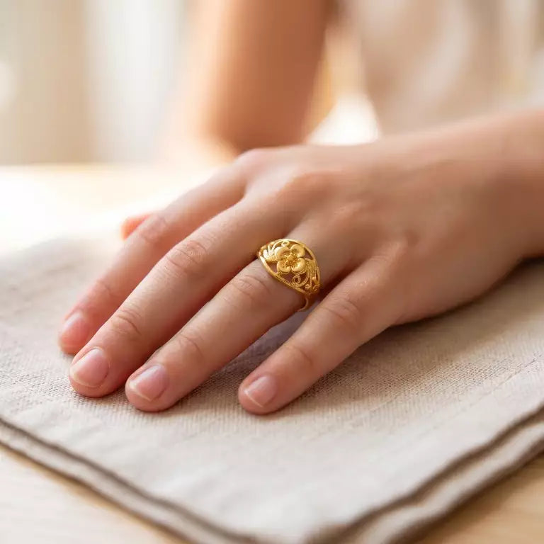 Niña usando un anillo de oro amarillo con flor central y diseño inspirado en la naturaleza.
