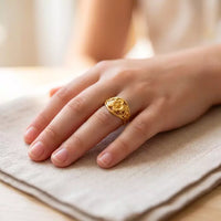 Niña usando un anillo de oro amarillo con flor central y diseño inspirado en la naturaleza.