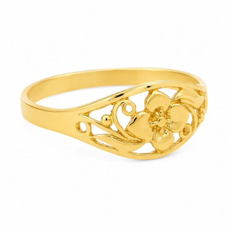 Anillo de oro amarillo con flor central, ramas y detalles calados sobre fondo blanco.