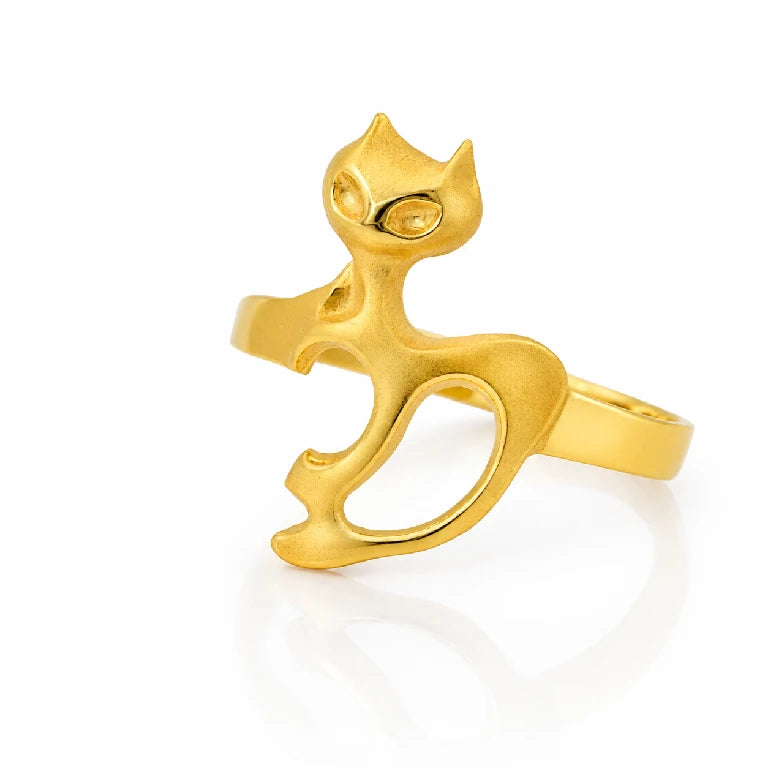 Vista frontal de anillo de gato de oro para mujer con cuerpo satinado y ojos pulidos
