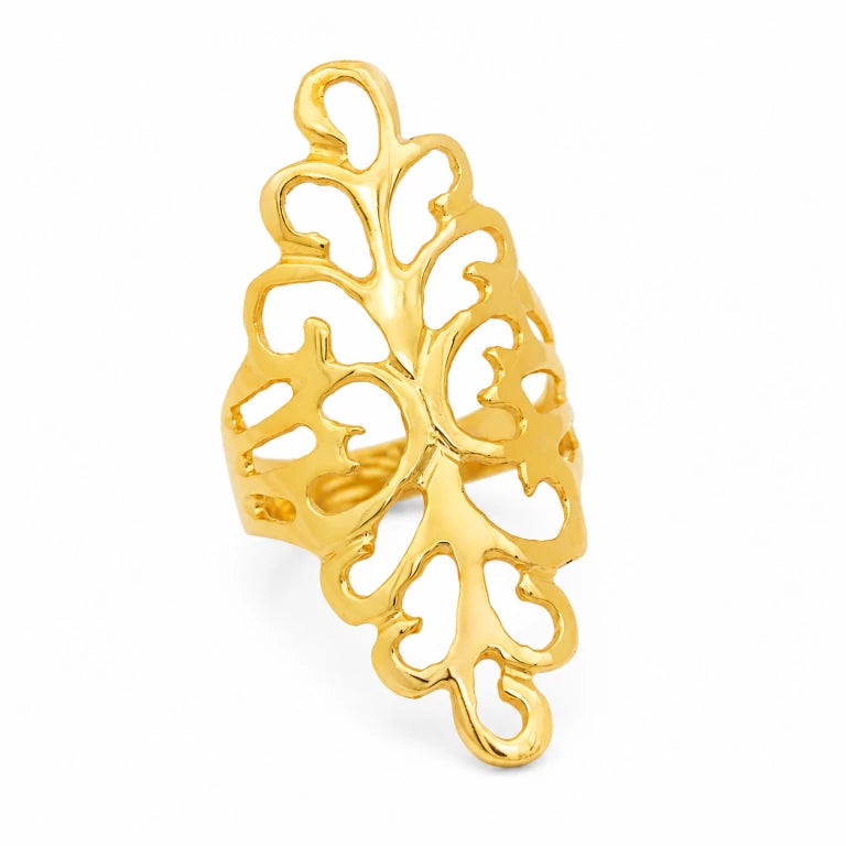 Anillo largo de oro amarillo para mujer con diseño calado y acabado pulido sobre fondo blanco.