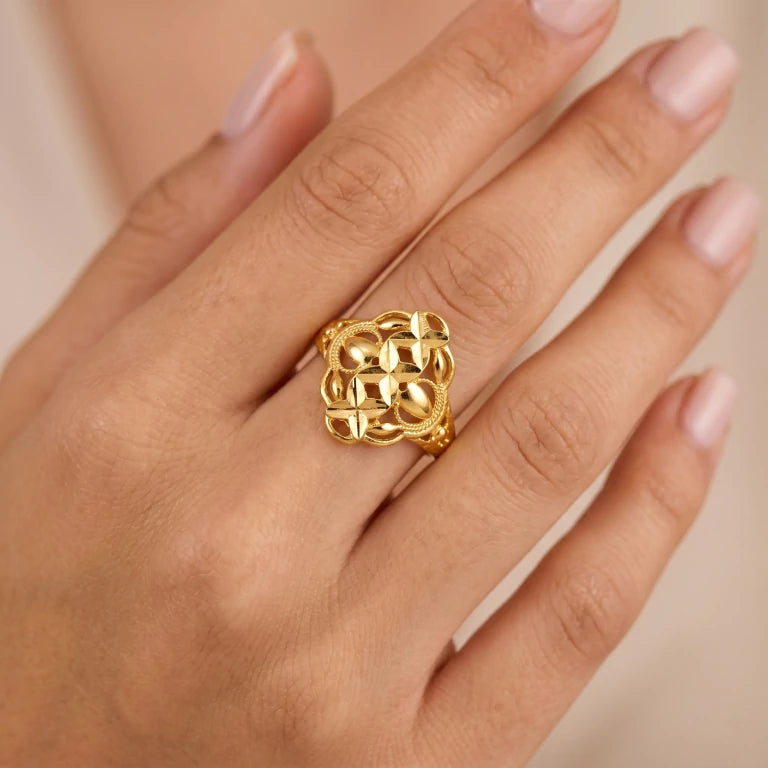 Anillo de hojaen el dedo de mujer, posicion frontal