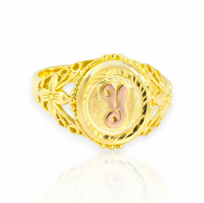 anillo con letra inicial al relieve, anillo de oro amarillo, inicial en oro rosado