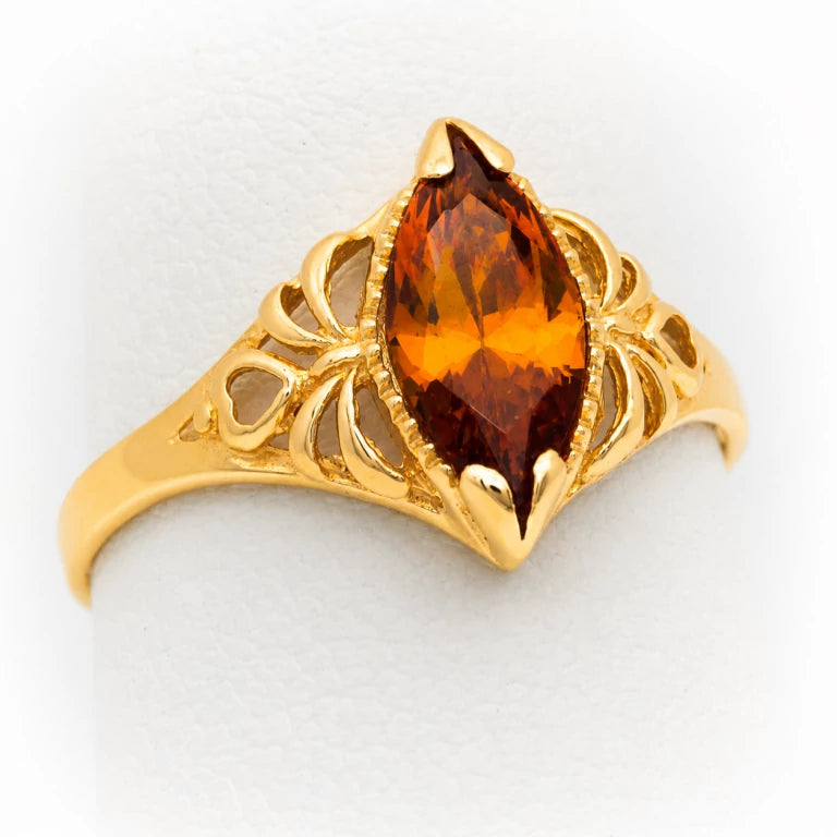 Anillo marquesa solitario de oro para mujer con piedra de circonia naranja y acabado brillante.