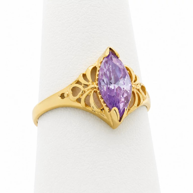 Anillo marquesa de oro para mujer con piedra color lavanda, diseño calado y acabado altamente pulido.