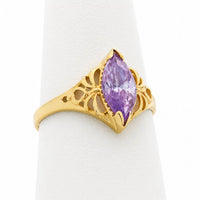 Anillo marquesa de oro para mujer con piedra color lavanda, diseño calado y acabado altamente pulido.