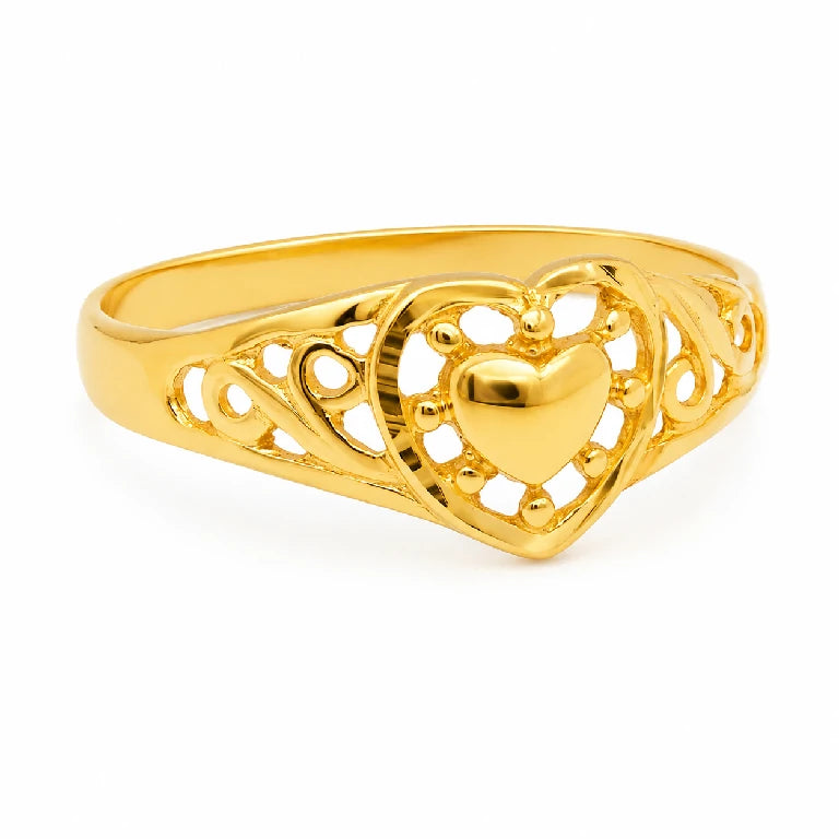 Anillo de oro 10k o 14k para mujer con corazón central y diseño calado ornamental, vista frontal sobre fondo blanco.