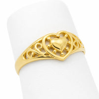 Anillo de corazón para mujer en oro 10k o 14k con diseño calado ornamental, mostrado en ángulo sobre exhibidor blanco.