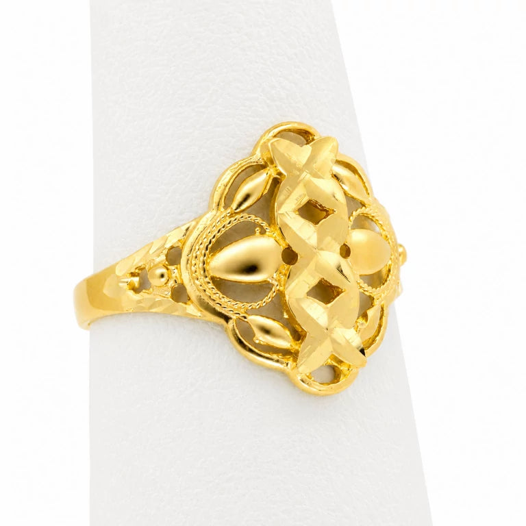 Anillo de oro de 10k con diseño de hojas caladas colocado sobre un exhibidor de joyería cónico