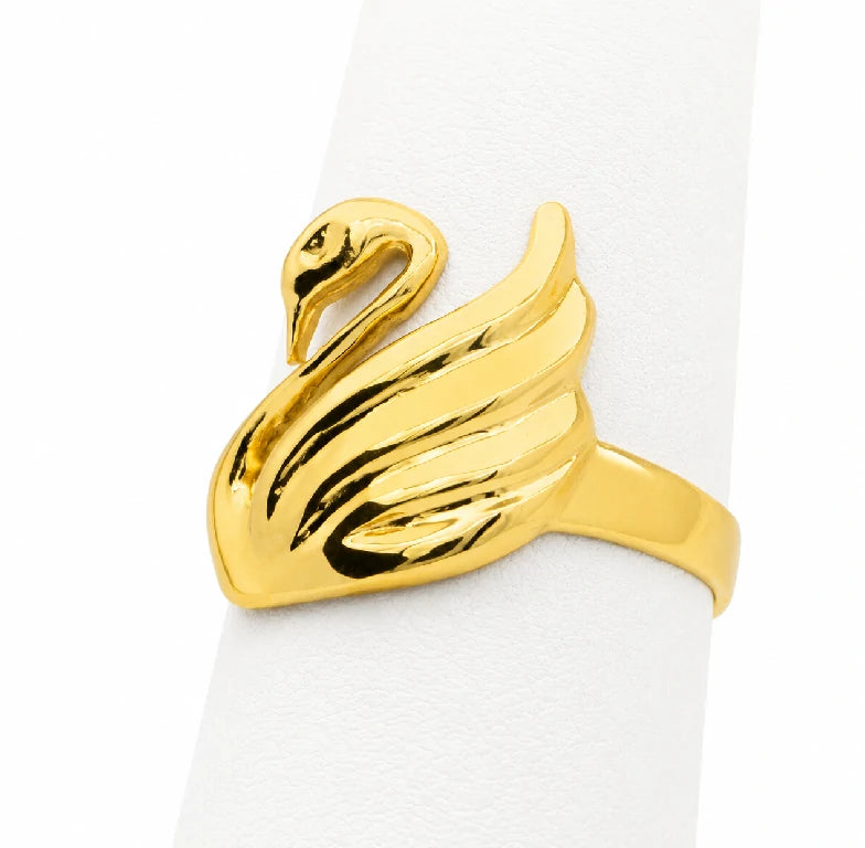Anillo de cisne de oro sólido para mujer sobre exhibidor blanco con acabado brillante