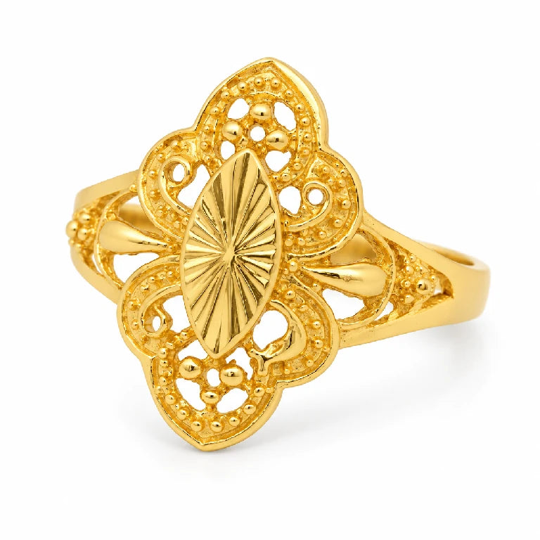 Anillo de oro de estilo antiguo en vista de tres cuartos, con curvas caladas, bolitas y centro almendrado sobre fondo blanco.