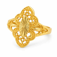 Anillo de oro de estilo antiguo en vista de tres cuartos, con curvas caladas, bolitas y centro almendrado sobre fondo blanco.