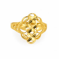 Vista de perfil de anillo de oro para mujer mostrando el diseño calado y los laterales trabajados.