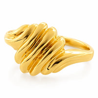 Anillo de oro inspirado en una concha marina, visto en tres cuartos sobre fondo blanco.