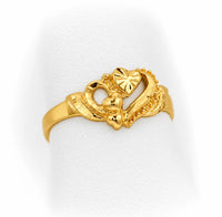 Anillo de oro amarillo con diseño de doble corazón, visto desde el lado derecho sobre exhibidor blanco.