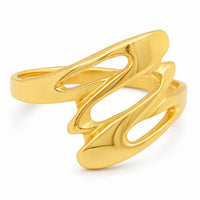 Detalle de anillo de oro doble punta con diseño calado y acabado pulido