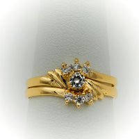 Es un juego de anillos de compromiso para mujer de dos piezas que se entrelazan formando una sola