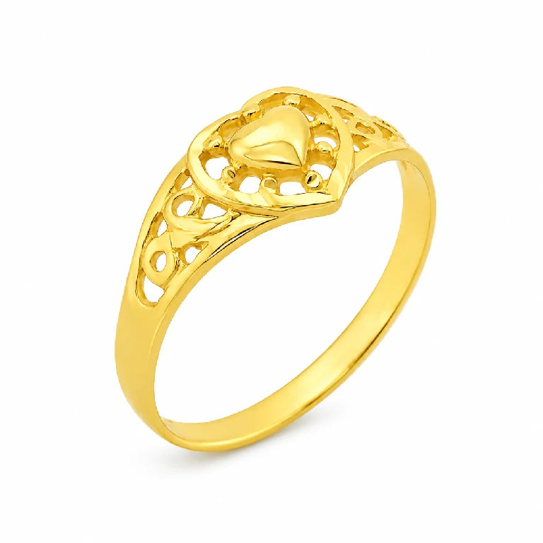 Anillo de oro para mujer con corazón en relieve, diseño calado a los lados y delicados detalles ornamentales.