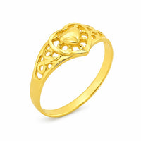 Anillo de oro para mujer con corazón en relieve, diseño calado a los lados y delicados detalles ornamentales.