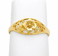 Vista frontal de anillo floral de oro para niñas y mujeres sobre exhibidor blanco Novel Box.