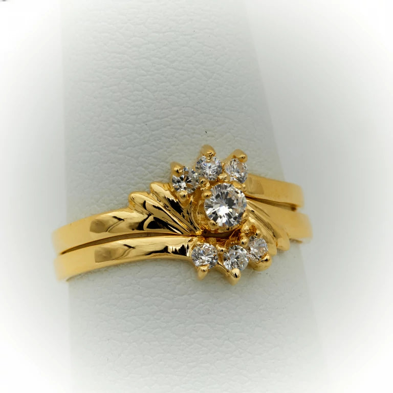 set de anillos de promesa para mujer en oro, las 2 piezas forman una flor en el dedo