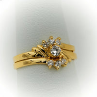 set de anillos de promesa para mujer en oro, las 2 piezas forman una flor en el dedo