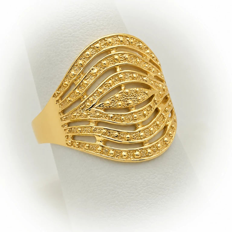 Anillo semanario para mujer en oro 10K o 14K, diseño ancho con textura satinada y adornos brillantes.